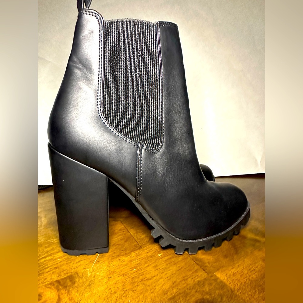 Steve Madden Chunky Block Heeled Women’s Boots Black size 10 EUC